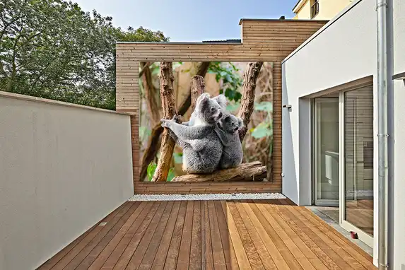 Balkon opgefleurd met buitendoek op houten frame.