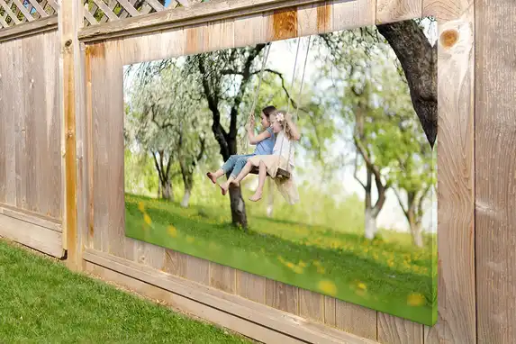 Grootformaat tuinposter op zeer stevig houten frame gespannen, blijft vele jaren top.