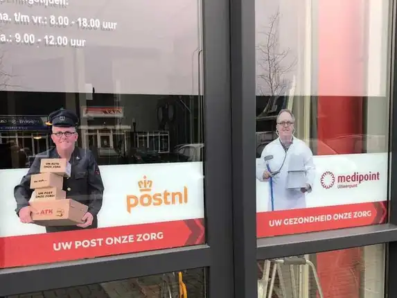 Reclameteksten en beelden op raamstickers kan bijzonder effectief zijn.