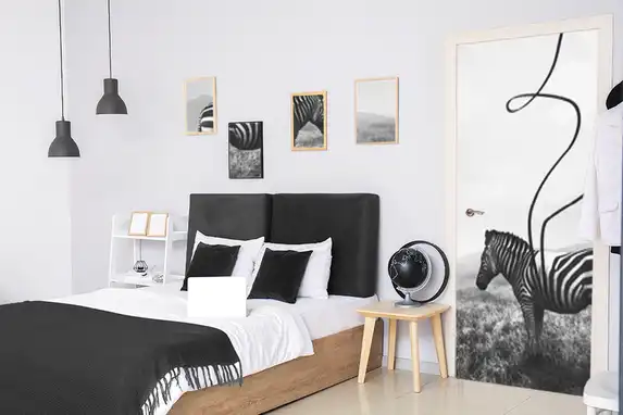 Deursticker slaapkamerdecoratie maakt de ruimte ogenschijnlijk veel groter.