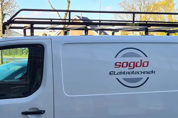 Sticker met logo transparant geprint, ideaal voor op een auto of busje, bestickering blijft jarenlang goed.